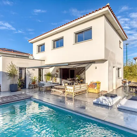 Sublime Maison Moderne Avec Piscine 莫吉奥